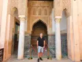 Hombre posa ante intrincada arquitectura marroquí. ¡Ideas para que ver en Marrakech en 2 días!