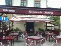 Mesas listas para comer en tazones en el Restaurante Imperial, especializado en pescados y mariscos.
