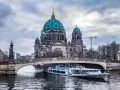 Crucero por el río Spree con el Berliner Dom de fondo. Una vista icónica para saber qué ver en Berlín en 4 días.