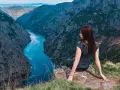 Mujer contempla el cañón del Sil, un paisaje impresionante de Ribeira Sacra que ver.