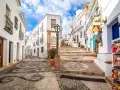 Calle empedrada con diseño de guijarros, casas blancas y escalinata. Un rincón perfecto para tu ruta Andalucía 7 días.
