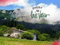Un caserío vasco rodeado de verde, con montañas neblinosas al fondo. ¡Ideal para un roadtrip por País Vasco en 5 días!