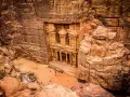 El Tesoro de Petra, tallado en roca, es una maravilla. Viajar a Jordania es seguro y te permite explorar esta joya histórica.