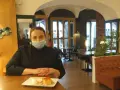 Chef con mascarilla en un restaurante moderno, ideal para saber donde comer en Zafra. Postre en primer plano.