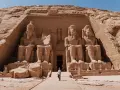 Un viajero explora el templo de Abu Simbel, una maravilla del Antiguo Egipto. ¡Una aventura de egipto por libre inolvidable!