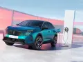 Coche eléctrico azul, un auto recargable conectado a un punto de carga en un entorno moderno y minimalista.