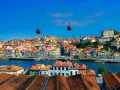 Teleférico sobre el río Duero, con vistas a las coloridas casas de Oporto. ¡Un viaje inolvidable a Oporto!