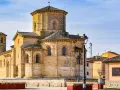 Iglesia románica de San Miguel de Arlanza, un tesoro que ver en Palencia. Su torre y ábsides son impresionantes.