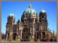 Imponente Catedral de Berlín, un lugar clave que ver en Berlín en 3 días. Gente pasea frente a su fachada.