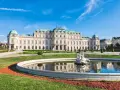 Palacio Belvedere, ideal para tu itinerario de qué ver en Viena en 3 días. Fuente con escultura y jardines cuidados.