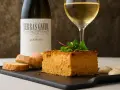 Un delicioso paté de calabaza con pan y Albariño. ¡Una idea perfecta para saber donde comer en Vigo!