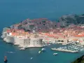 Dubrovnik, Croacia, un escenario perfecto para lunas de miel, con sus murallas históricas, tejados rojos y el mar azul.