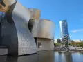 Museo Guggenheim Bilbao, un ícono para saber qué ver en Bilbao en 2 días. Reflejos metálicos y escultura moderna.