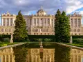 Palacio Real de Madrid reflejado en un estanque, un lugar imprescindible que ver en Madrid.