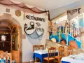 Restaurante "El Peñón", un lugar ideal donde comer en Peñíscola, con decoración marinera y mesas listas para disfrutar.