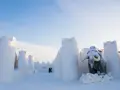 Castillo de nieve con un mamut, una atracción para ver en Finlandia.
