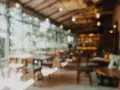 Ambiente acogedor para comer en Gandía, con mesas de madera y luces cálidas.