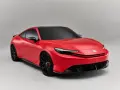 Coche deportivo rojo con techo negro, llantas negras y pinzas rojas. Los coches híbridos son automáticos, ofreciendo una conducción suave y eficiente.
