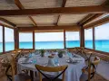 Mesa puesta con vistas al mar turquesa, ideal para saber donde comer en Formentera.