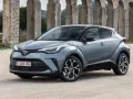Toyota C-HR gris, un coche ideal para quienes buscan coches baratos de mantener, aparcado frente a un acueducto.