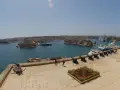 Vista del puerto de Malta con cañones históricos. ¿Cuántos días ir a Malta? ¡Este lugar inspira una visita larga!