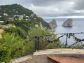 Vista de los Faraglioni, un clásico que ver en Capri. El balcón está adornado con candados de amor.