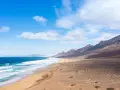 Costa salvaje con montañas y mar azul. ¡Ideas para que ver en Fuerteventura en 5 días!