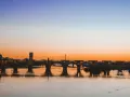 Atardecer sobre el río Guadiana, con el Puente de Palmas iluminado. Un paisaje idílico para descubrir qué ver en Badajoz.