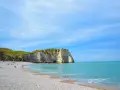 Acantilados impresionantes y playa de guijarros en Étretat, un lugar imperdible que ver en Normandía.