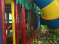 Parque infantil en Gijón con niños, perfecto para un día de lluvia. ¡A disfrutar de las bolas de colores!