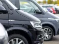 Furgonetas negras y grises aparcadas. Una oportunidad para la iva reducido compra coche segunda mano.
