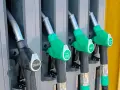 Boquillas de gasolinera: una negra para Diesel y tres verdes para Super E10 y Super Plus. Así puedes saber si un coche es gasolina o diésel.