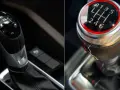 Palanca de un coche automático (P, R, N, D) y palanca de un coche manual de 6 velocidades.