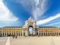 Arco da Rua Augusta y Praça do Comércio, un lugar ideal que ver en Lisboa en 3 días. Gente paseando bajo el cielo azul.