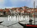 Barcos tradicionales navegan por el río Duero ante la colorida Ribeira de Oporto. ¡Un sueño para viajar a Portugal!