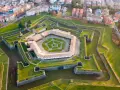 Fortaleza de Jaca, un impresionante ejemplo de arquitectura militar, es un lugar clave que ver en Jaca. Sus fosos y bastiones forman una estrella.