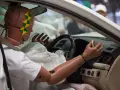 Maniquí en coche con cinturón de seguridad y airbag desplegado, demostrando seguridad pasiva y activa ejemplos.