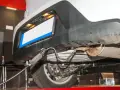 Sonda conectada al tubo de escape para comprobar emisiones coche.