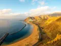 Playa de Las Teresitas, Tenerife. Un plan perfecto para saber qué ver en Tenerife en una semana, con su arena dorada y montañas al atardecer.