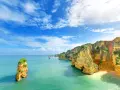 Acantilados dorados y mar turquesa. Un lugar idílico para saber donde viajar en agosto barato y disfrutar de la naturaleza.