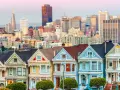 Las Pintadas Damas de San Francisco, un ícono que ver en San Francisco, con el skyline de la ciudad al fondo.