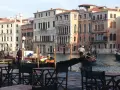 Un paseo en góndola es perfecto para tu plan de Venecia en 3 días. Edificios históricos y canales te esperan.