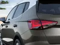 Detalle del lateral y pilotos traseros de un coche, mostrando diferentes tipos de luces coche.