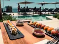 Delicioso sushi junto a la piscina, ideal para saber donde comer en Ibiza. Disfruta de la vista y el sabor.