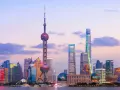 El horizonte de Shanghái al atardecer, con la Torre de la Perla Oriental y rascacielos iluminados. Un sueño para un viaje a China 10 días.