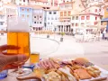 Disfruta de una cerveza y una tabla de quesos y embutidos en Cudillero. ¡Un lugar perfecto donde comer!