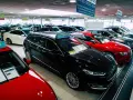 Exhibición de coches en concesionario. Varios vehículos, algunos automáticos, listos para la venta. Aquí encuentras qué significa vehículo de ocasión.