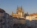 La majestuosa Catedral de Burgos se alza tras una plaza con edificios de balcones, un lugar imprescindible que ver en Burgos.