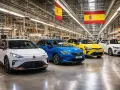 Fábrica de coches en España. Varios modelos nuevos, blanco, azul y amarillo, listos para ser matriculados.