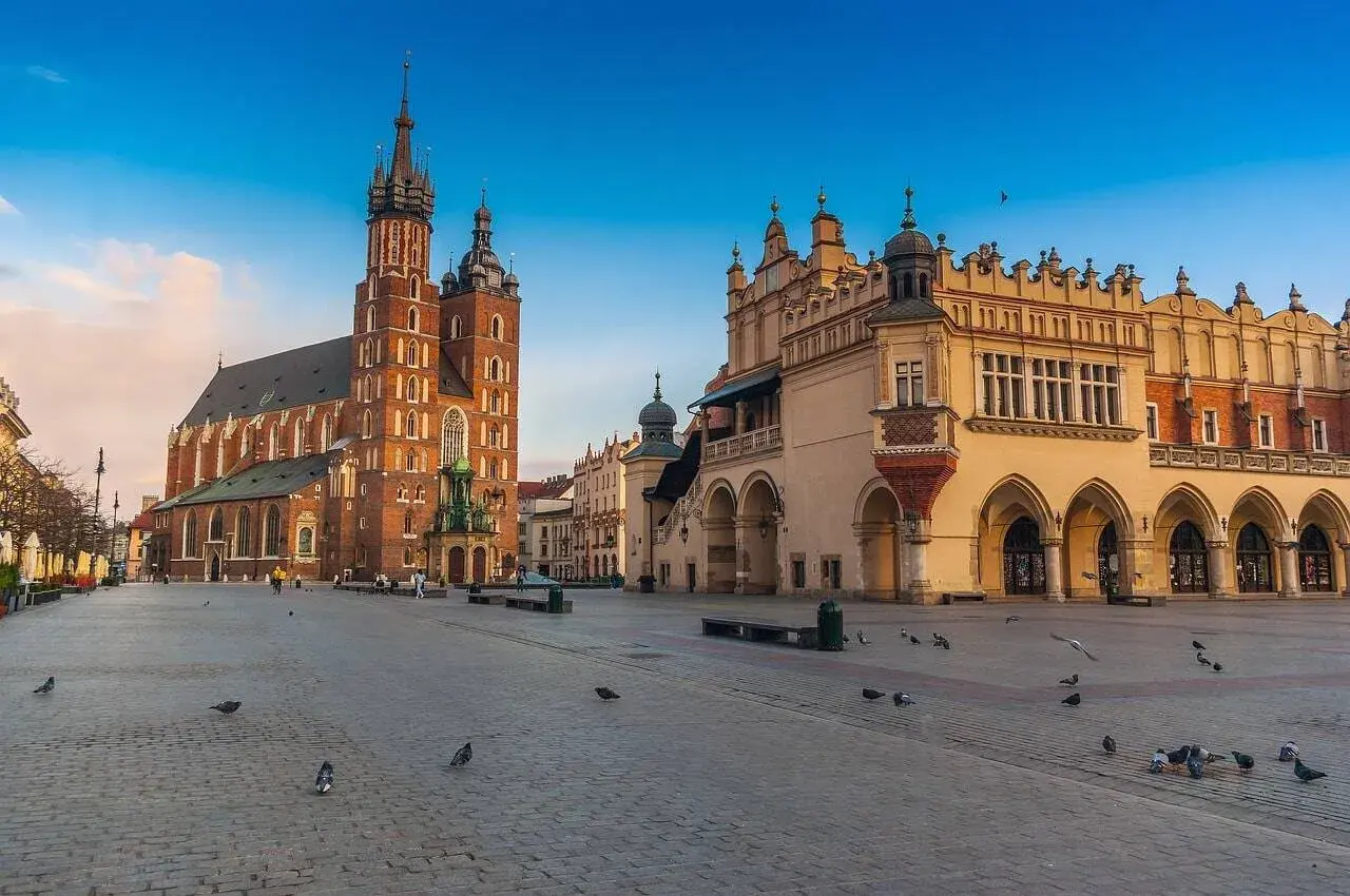 Plaza de Cracovia con la Basílica de Santa María y la Lonja de los Paños. Ideal para excursiones en Krakow.